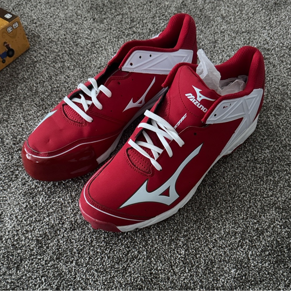 Mizuno Red and White Baseball Cleats